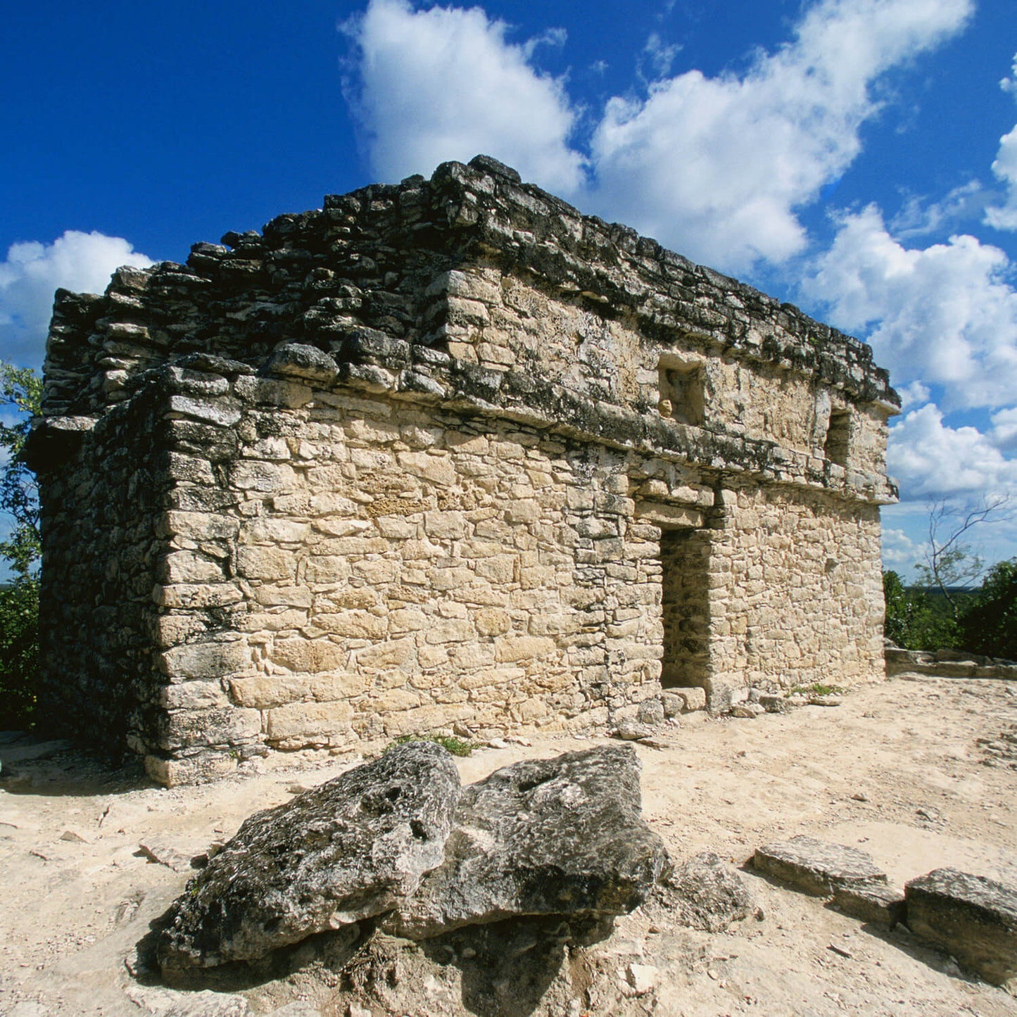 Templo de Cobá y Cenote